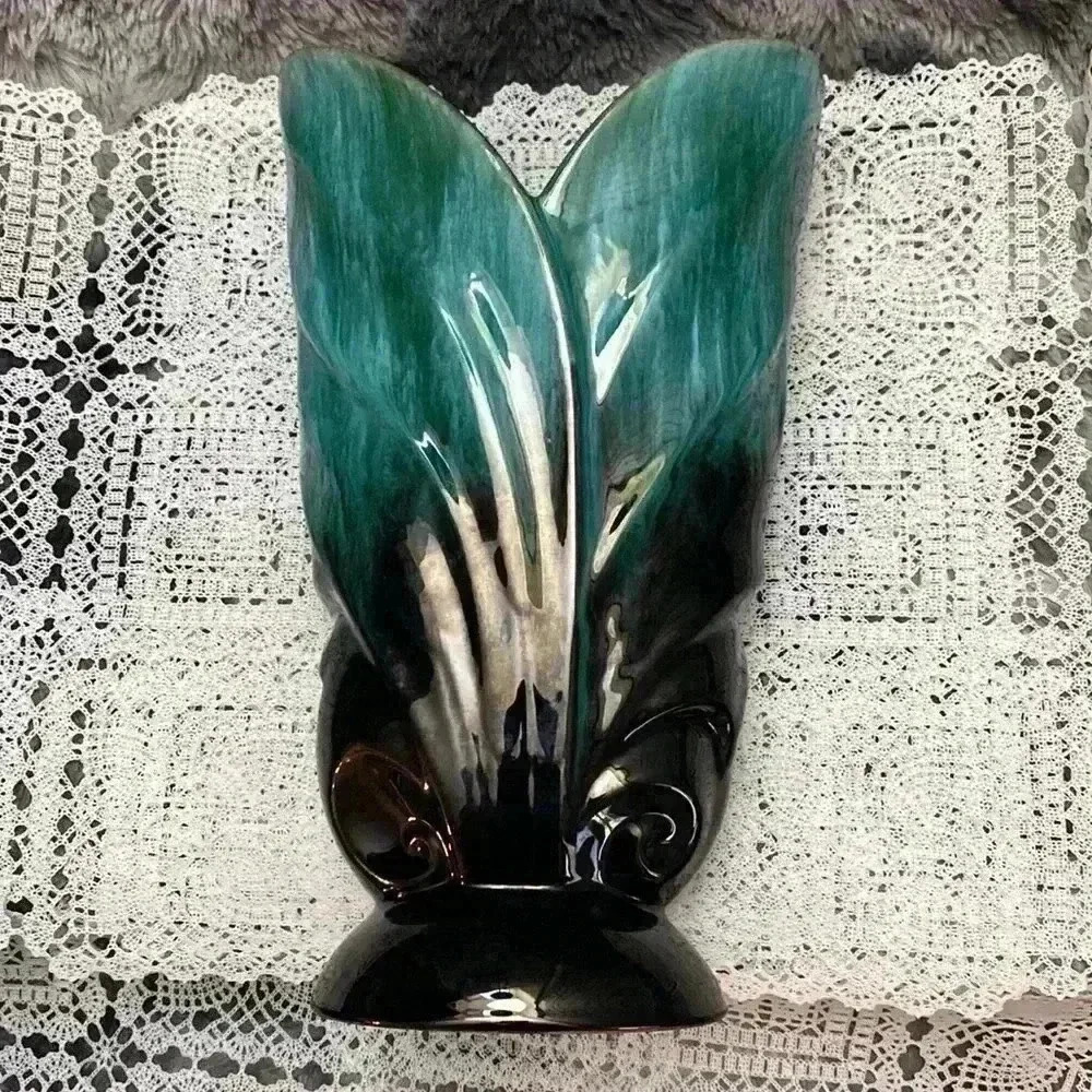 Vintage Blue Mountain Pottery BMP Large Open Leaf  Style Vase, Green Glaze - Picture 10 of 16